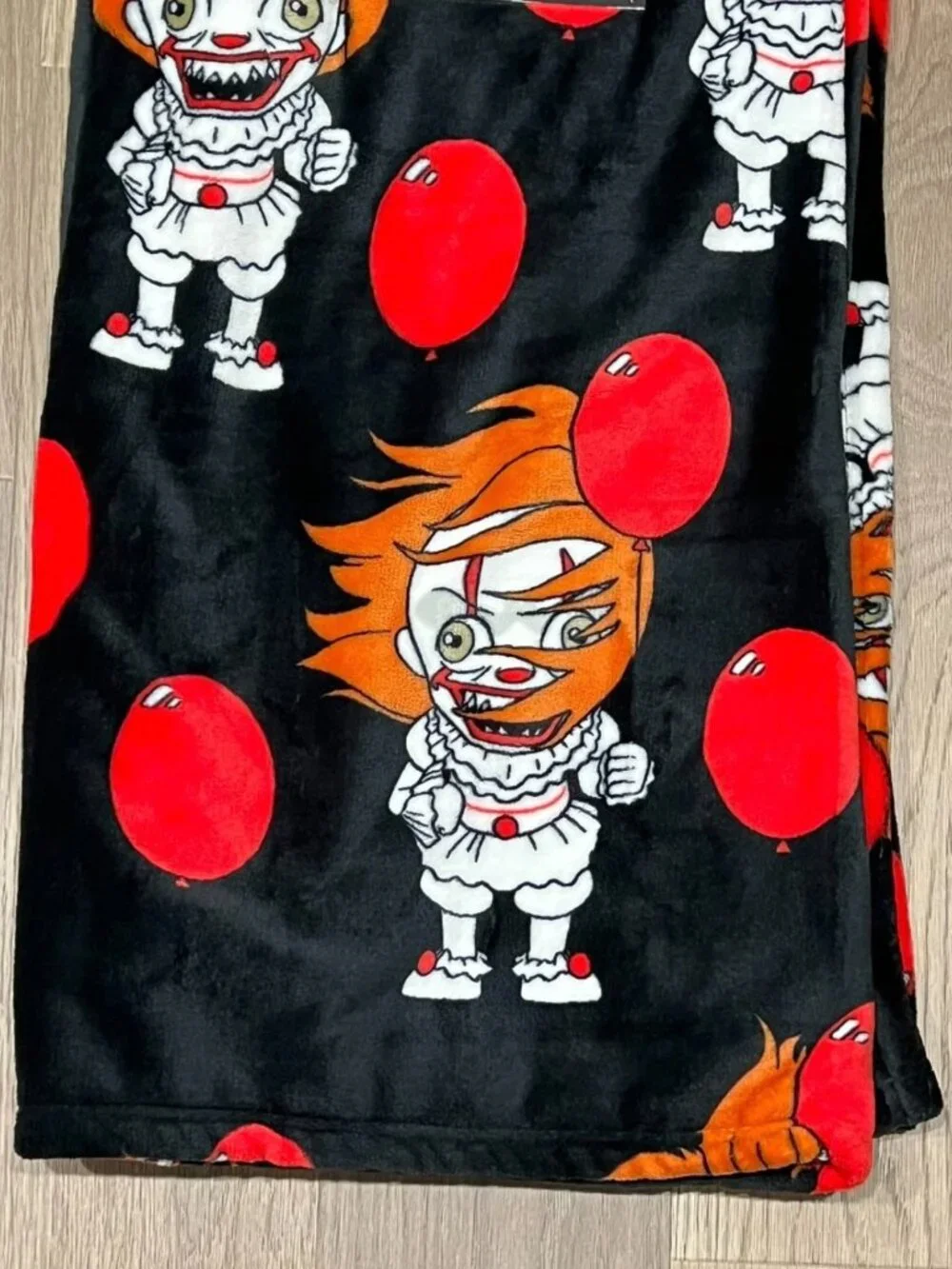 IT PENNYWISE Black Red Balloon Plush Throw Blanket 50x70 Horror WB Halloween NWT